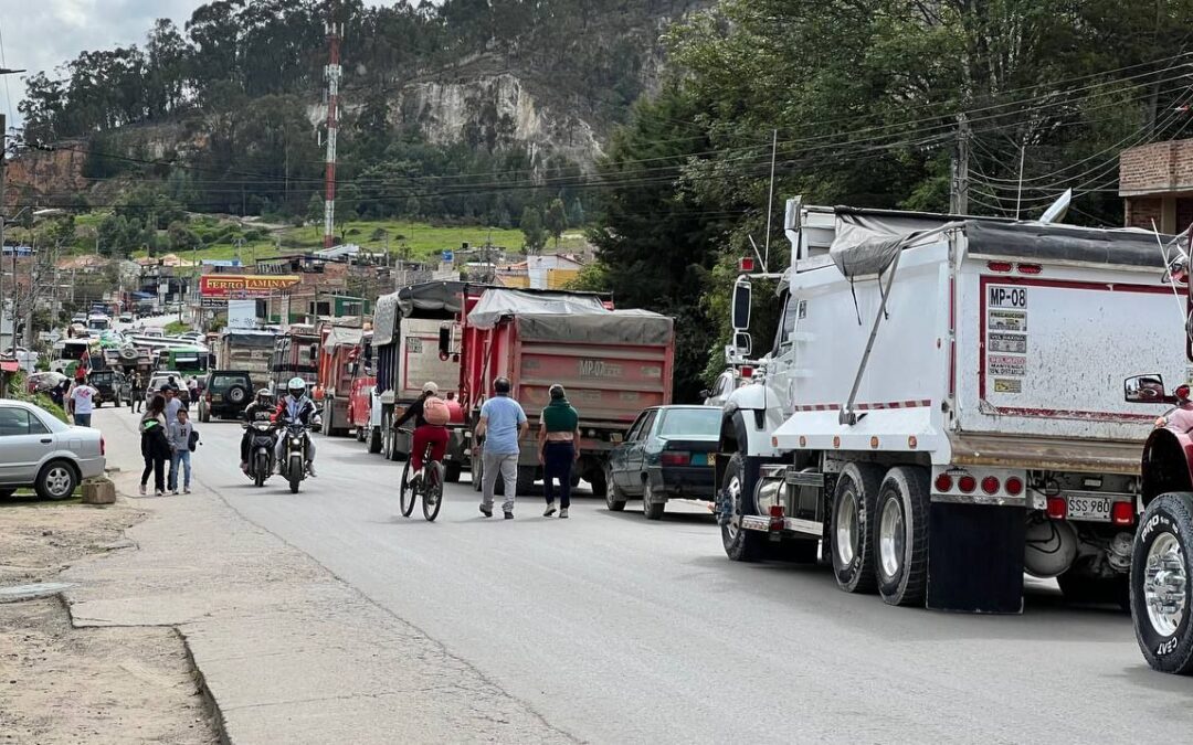 Transportadores mantienen bloqueados diferentes puntos de Sogamoso por cambio de rutas que realizó el Intrasog