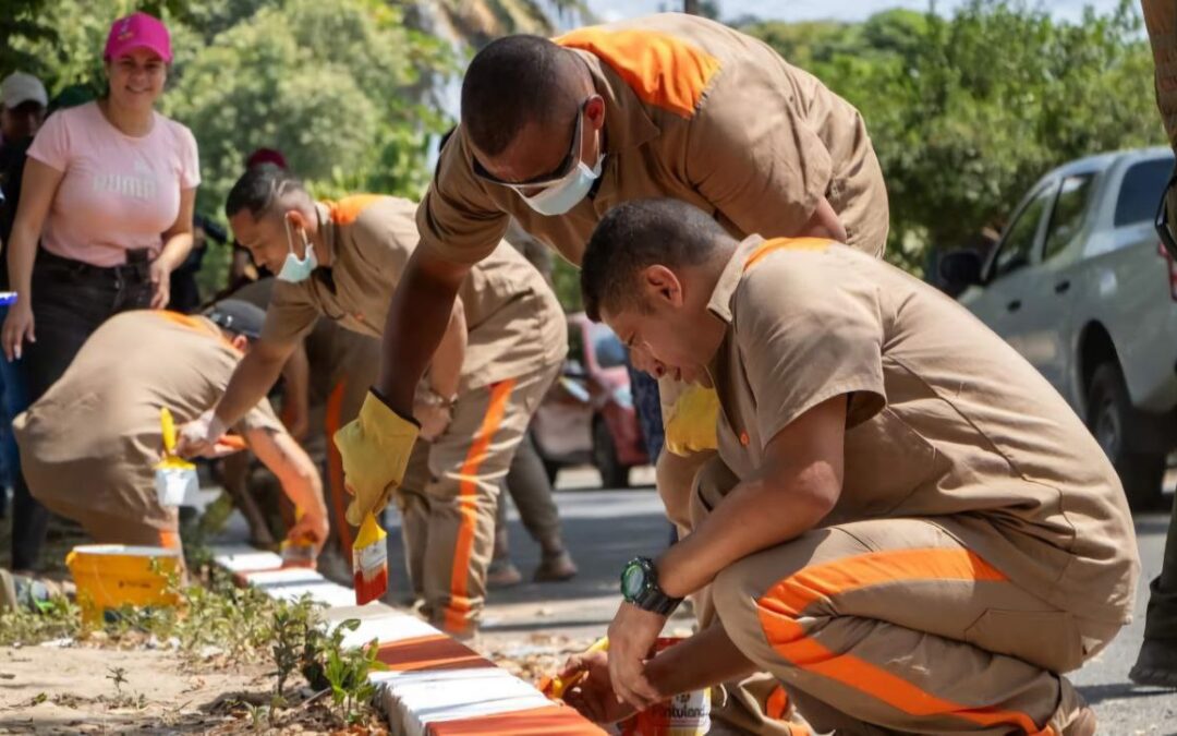 Así es el programa de reinserción social con el que privados de la libertad en Boyacá realizan aseo y mantenimiento a los espacios públicos