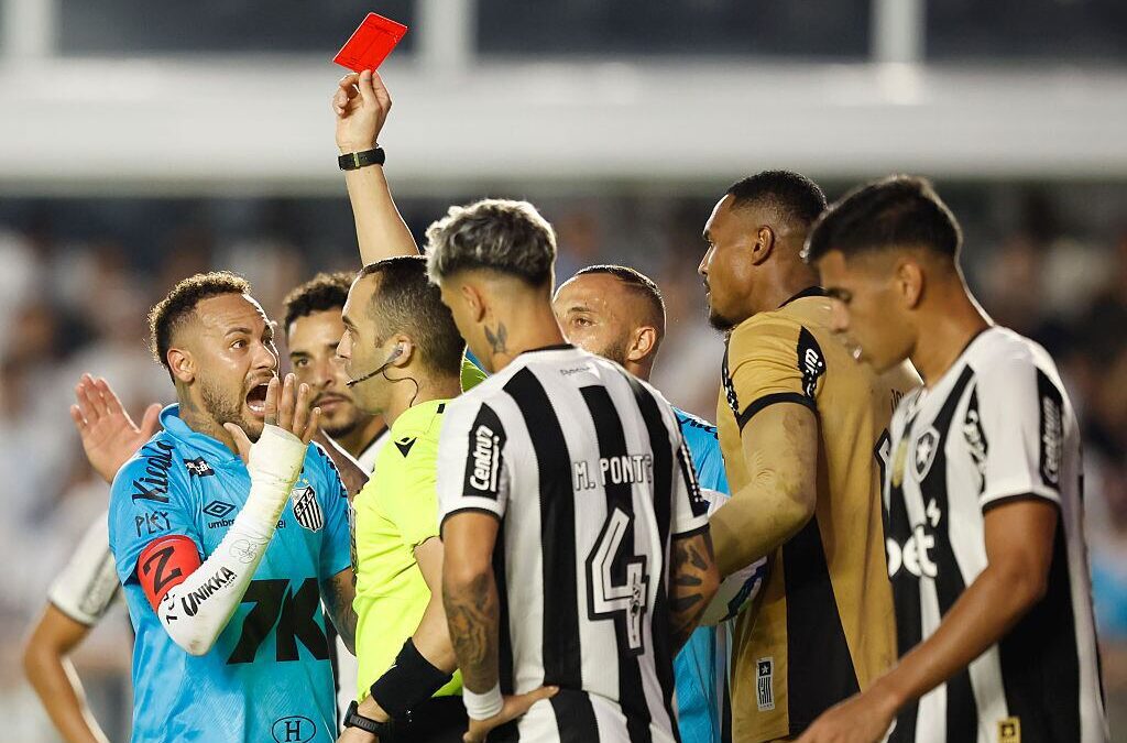 Neymar es expulsado con Santos, tras volver de su larga lesión