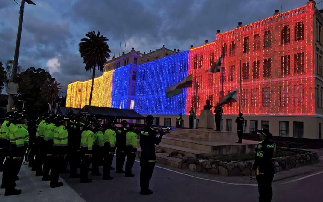 La Escuela de Policía Rafael Reyes encendió la Navidad con los colores de Colombia
