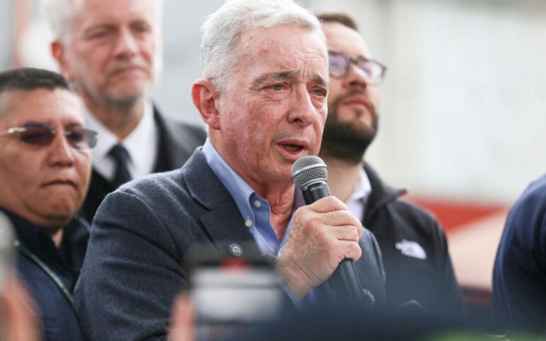 “Un gremio no puede legitimar esas propuestas”: Álvaro Uribe sobre reunión de Iván Cepeda con AmCham