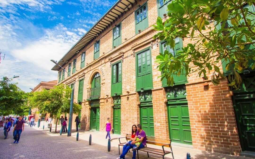 Empleados informales en Medellín celebran incremento del salario mínimo, pero temen recortes laborales