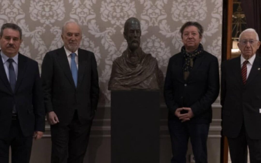 Arquitecto sogamoseño deja huella en la RAE con donación de busto de Rufino José Cuervo