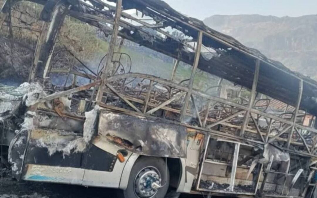 Incendio consumió por completo un bus de servicio público en la vía Socha-Paz de Río