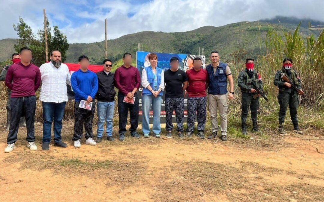 La guerrilla del Eln deja en libertad a cinco policías colombianos secuestrados este mes