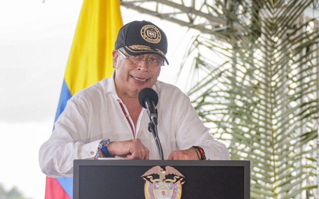 Petro propone trabajo conjunto con Ecuador para el control de los puertos marítimos para rebajar la tensión