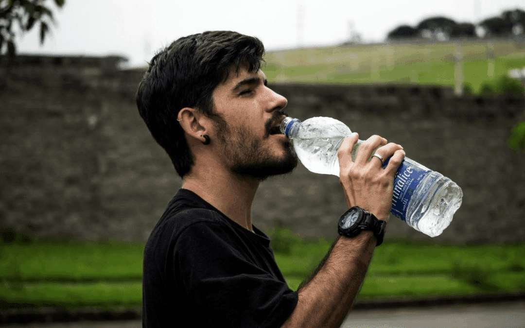 El mito de los dos litros de agua al día: qué dice la ciencia en 2026