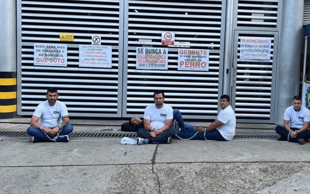 Trabajadores se encadenaron frente a la Electrificadora de Santander filial de EPM por falta de acuerdo en aumento salarial