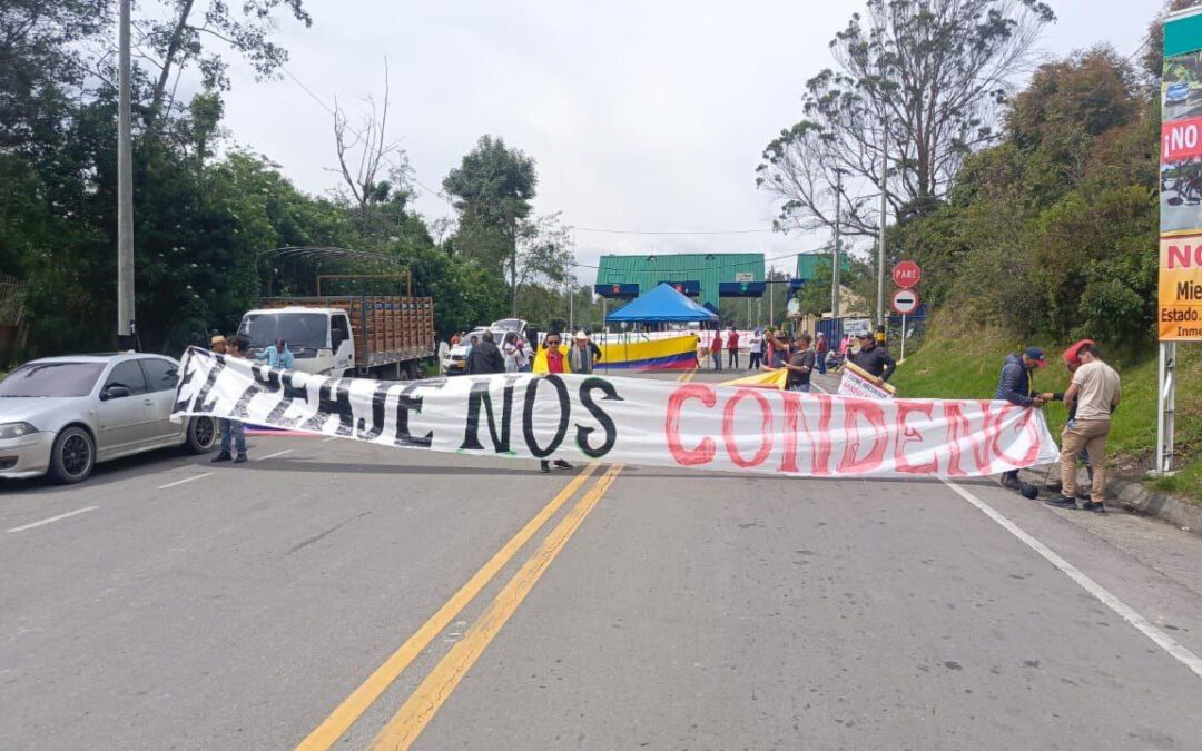 ‘El peaje acabó con nuestra economía’, dice comunidad del corregimiento de Garavito, en Saboyá, que realiza protesta pacífica