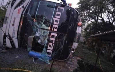 Accidente de bus en San José de Pare deja dos personas fallecidas y unas 20 personas heridas