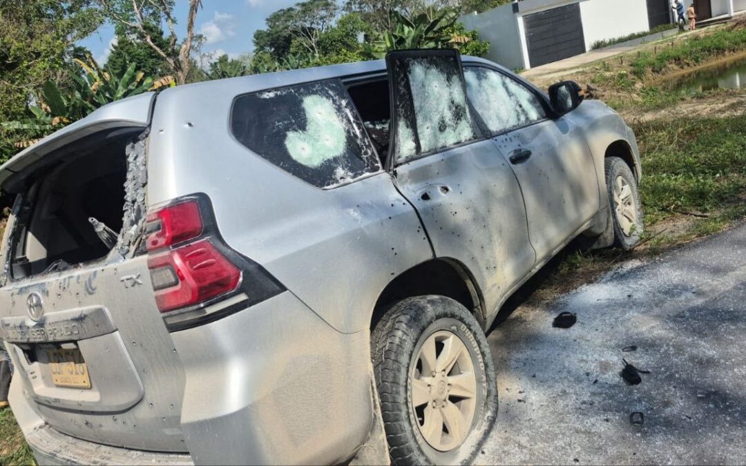 Mueren dos escoltas de senador en ataque a tiros contra su camioneta en el este colombiano 