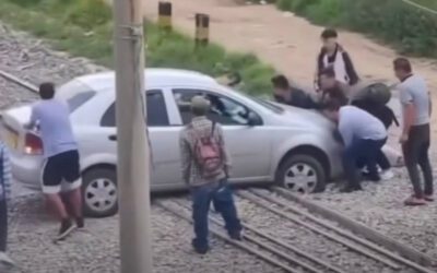 Susto en cruce férreo de Duitama: comunidad evitó que tren arrollara un vehículo