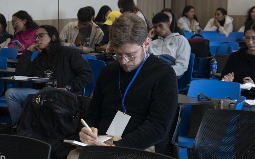 El estrés académico aumenta el riesgo de depresión y pensamientos suicidas en universitarios