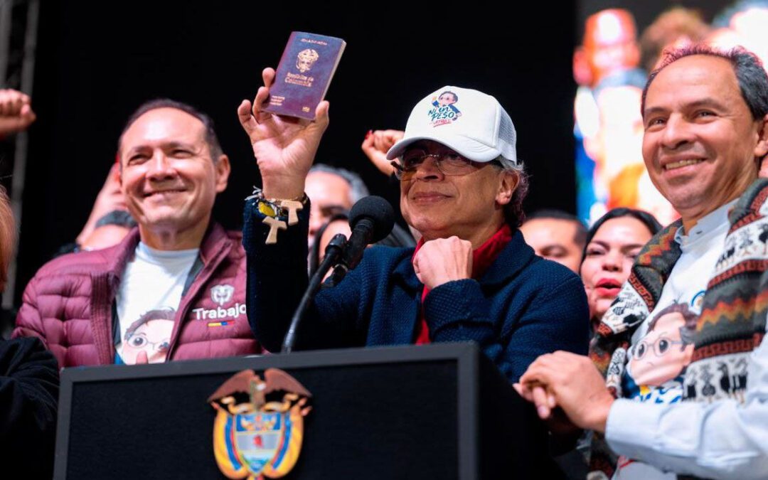 Petro presenta los nuevos pasaportes de Colombia, producidos por la Imprenta Nacional