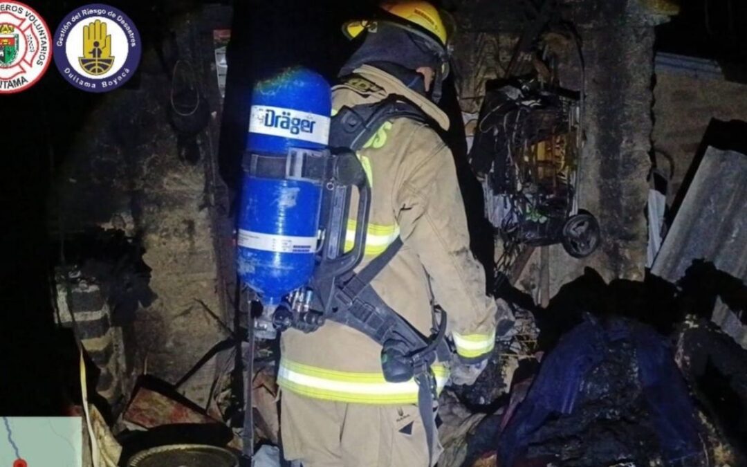 Emergencia por incendio estructural en Duitama dejó una vivienda afectada y un lesionado