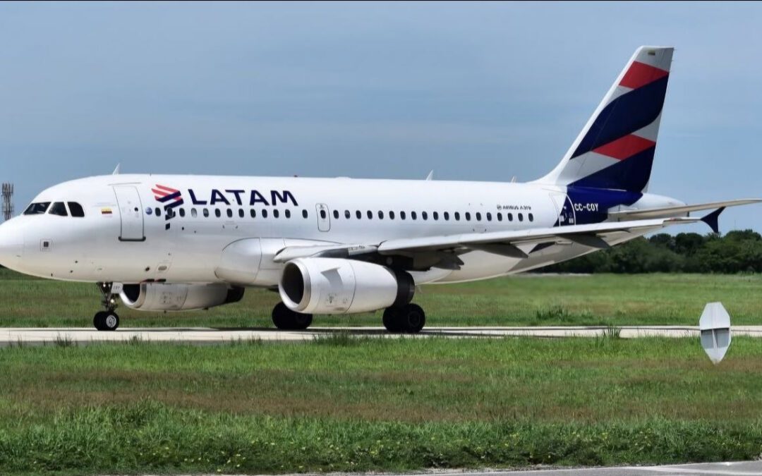 Falla en comunicaciones causó incidente de helicóptero militar colombiano y avión de Latam