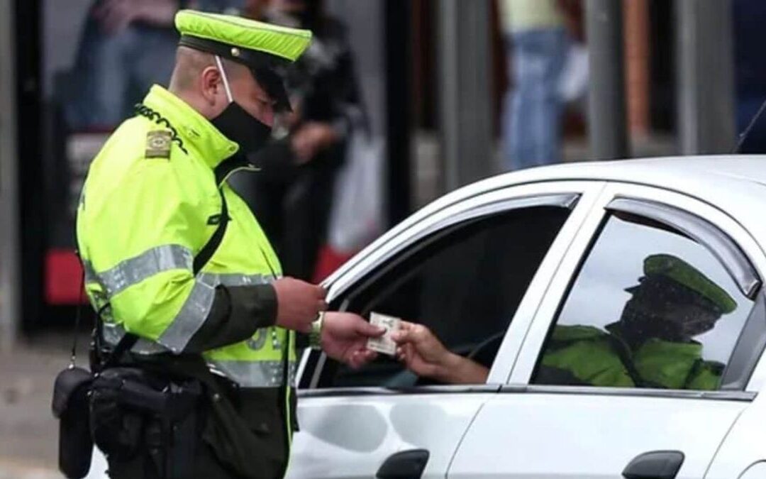Muchos conductores en Colombia están recibiendo comparendos por una práctica que parecía inofensiva
