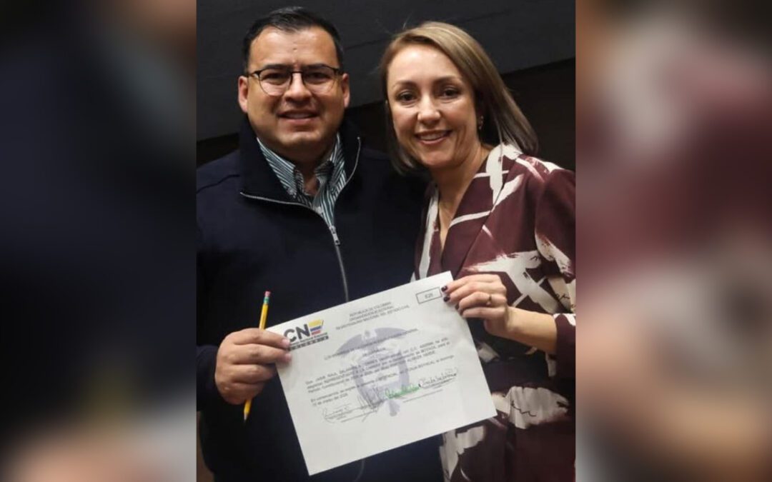 Acompañado de su esposa y su lápiz, Jaime Raúl Salamanca recibió la credencial para su segundo periodo en la Cámara #Tolditos7Días