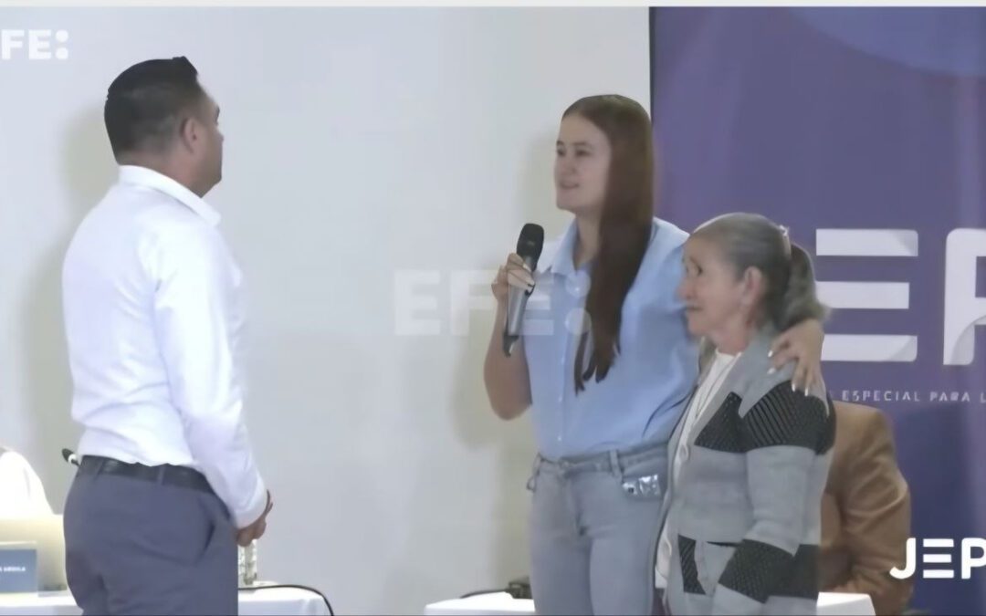 Exmilitar colombiano pide perdón de rodillas a familia de víctima en audiencia judicial