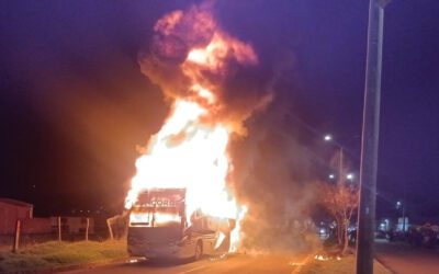 Bus quedó en cenizas en plena avenida Clímaco Calderón, en Santa Rosa de Viterbo: lo confirmado hasta ahora