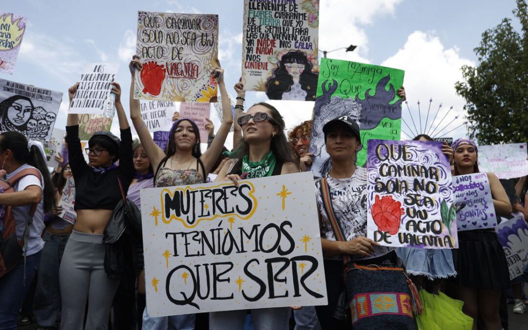 Centenares de colombianas se manifestaron en Bogotá en rechazo a la violencia contra mujeres