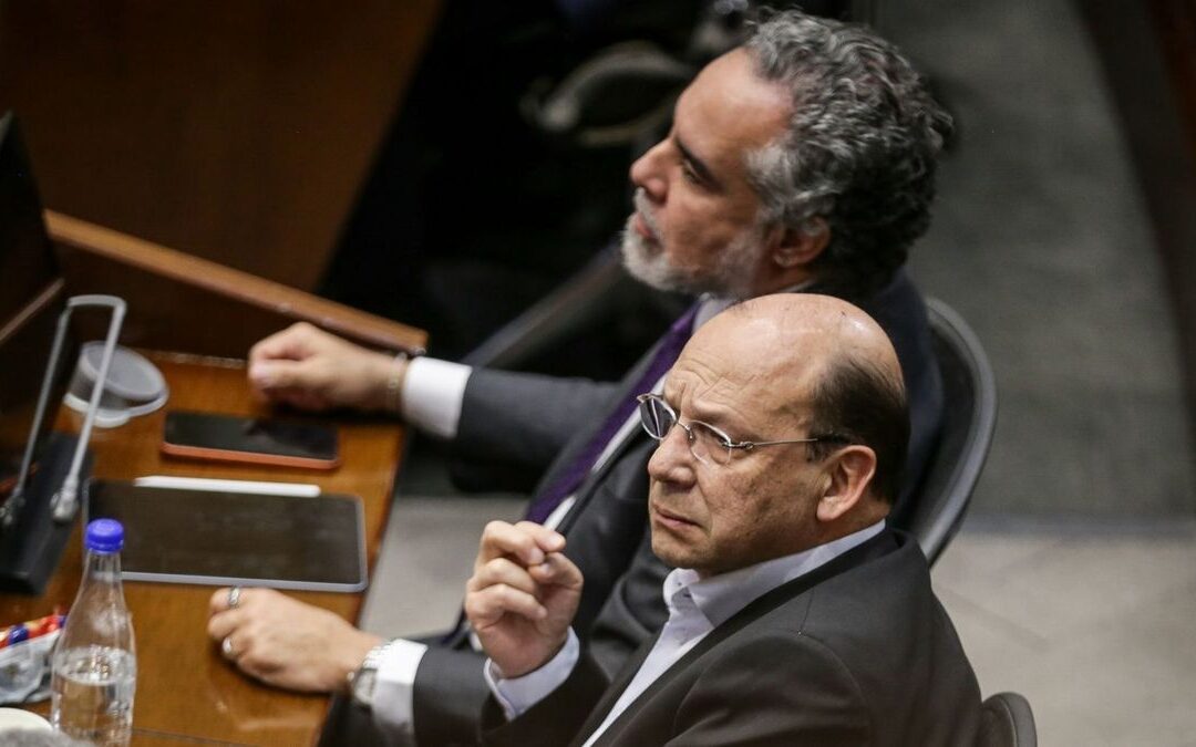 El Gobierno cobra mientras la Corte Constitucional decide: el impuesto al patrimonio revive en el limbo de dos emergencias económicas