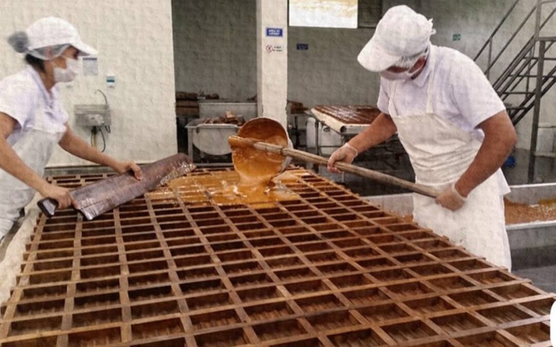 Fedepanela alerta que el “derrite”, uso de azúcar para hacer panela, afecta a más de 350.000 familias