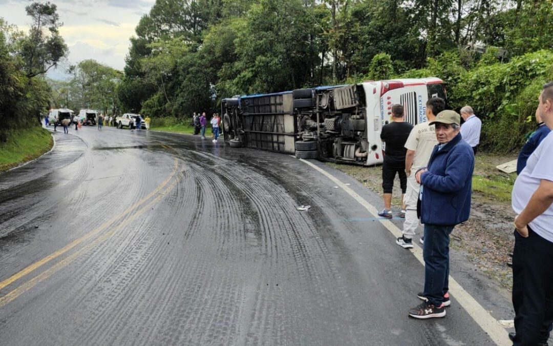 Ocho personas lesionadas dejó volcamiento de bus en vía hacia Moniquirá