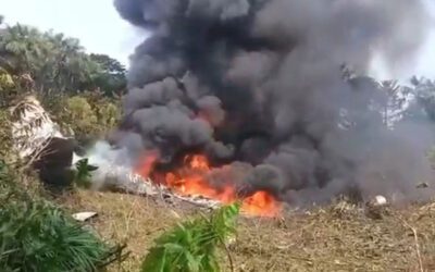 Avión militar accidentado en Colombia chocó con tres árboles segundos después de despegar