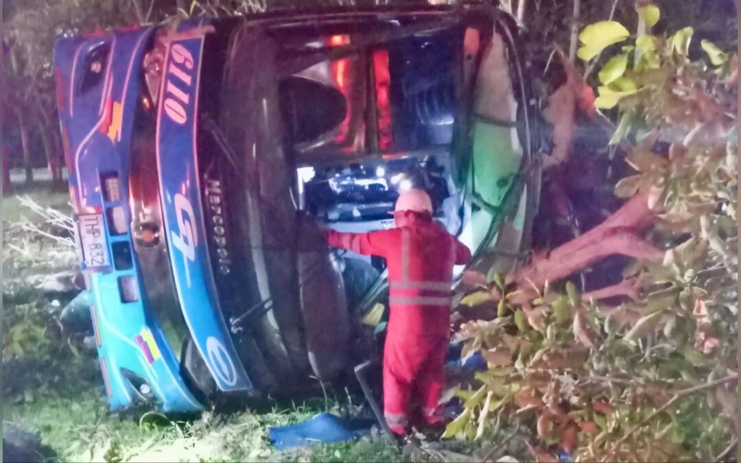 Al menos seis personas mueren en un accidente de autobús en el Tolima