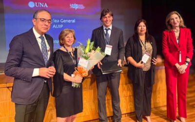 Docente e investigadora de la UPTC recibió en Paraguay un reconocimiento por su aporte a la educación superior