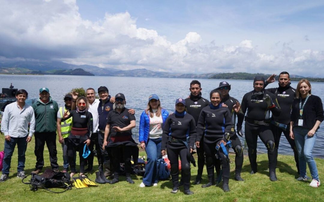 Limpieza subacuática y reforestación marcaron jornada ambiental en el lago de Tota