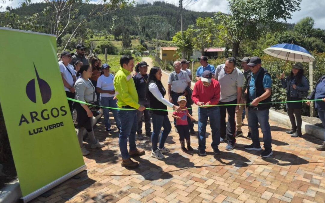Argos construye vía adoquinada en San José Bolívar, Sogamoso, y mejora la movilidad de 50 familias