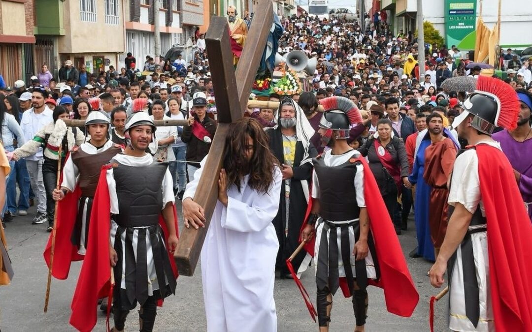 Con el viacrucis en vivo hasta el Alto de San Lázaro, el barrio El Carmen convoca a cientos de fieles en Tunja