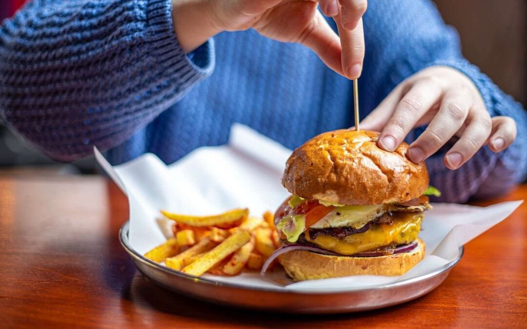 Cadena de hamburguesas anuncia recorte masivo: más de 300 locales cerrarán