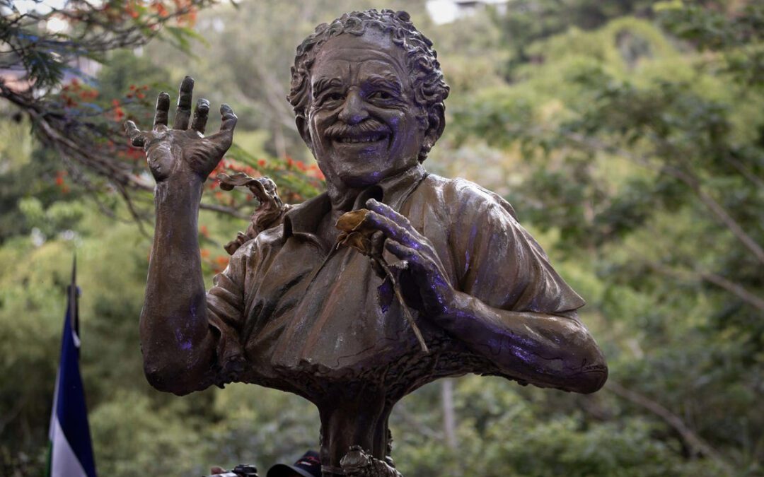 Develan una escultura de Gabriel García Márquez en Venezuela para honrar su legado