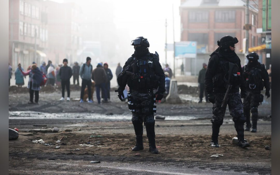 Ministro boliviano denuncia que caravana de desbloqueo fue emboscada y suspende operativo