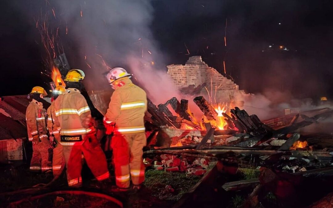 Incendio consumió taller de carpintería en zona rural de Duitama y provocó la muerte de tres perritos