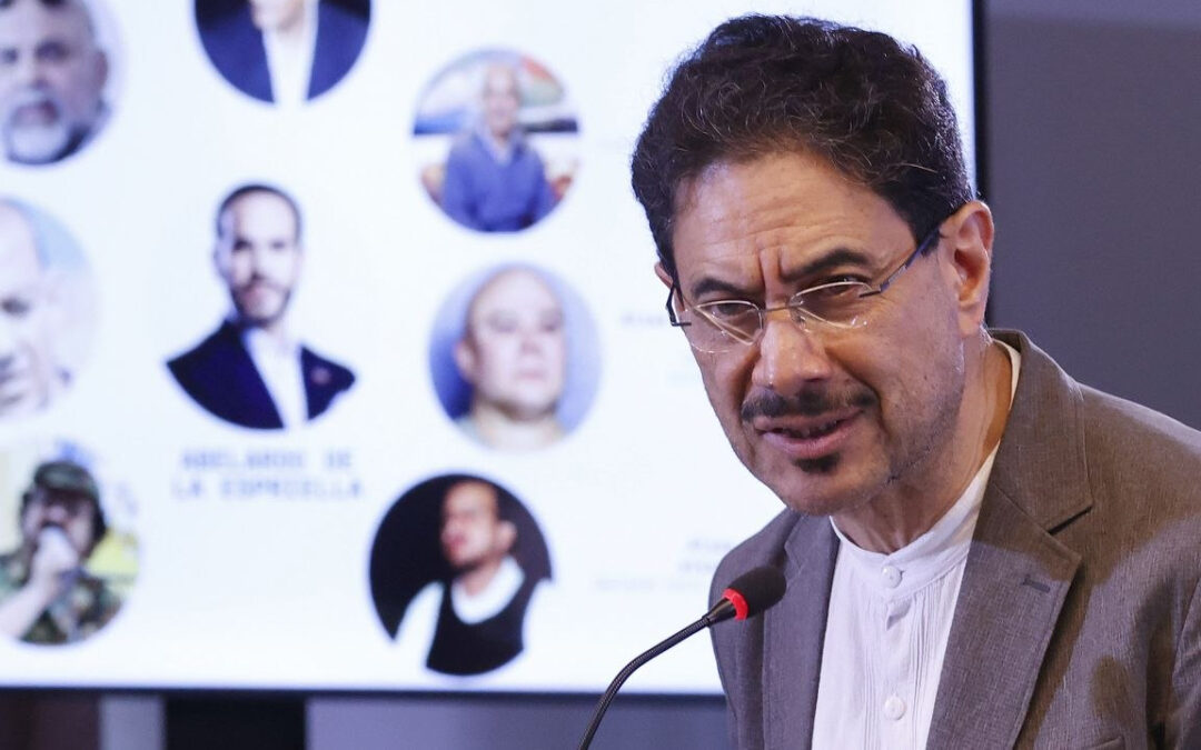 Cepeda denunciará penalmente a de la Espriella por supuestos vínculos con paramilitares