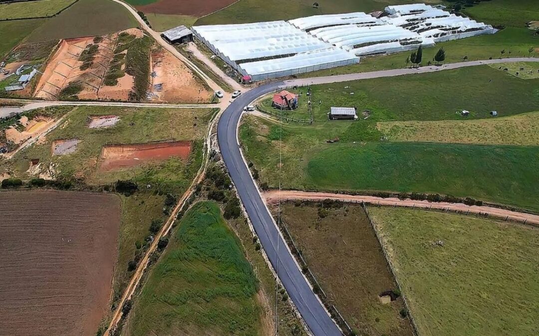 Inspeccionan avance de obras de mejoramiento vial entre el Pantano de Vargas y Firavitoba