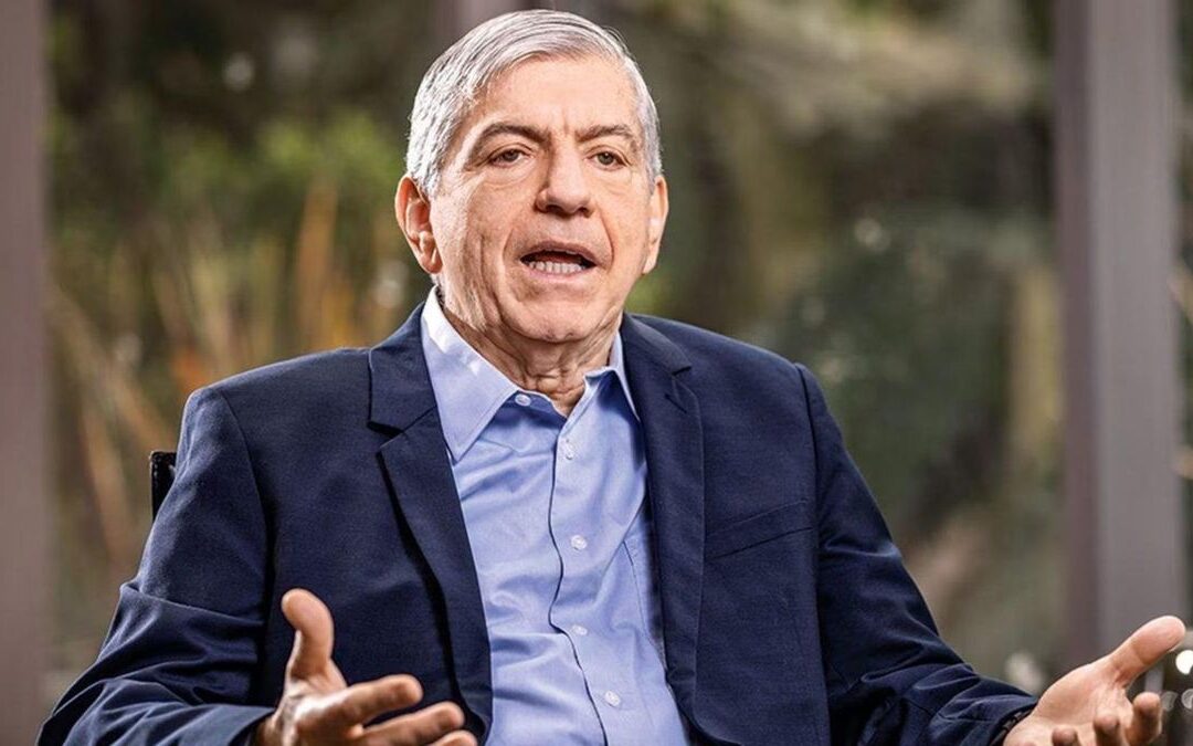 Expresidente César Gaviria permanece hospitalizado y se recupera tras una operación
