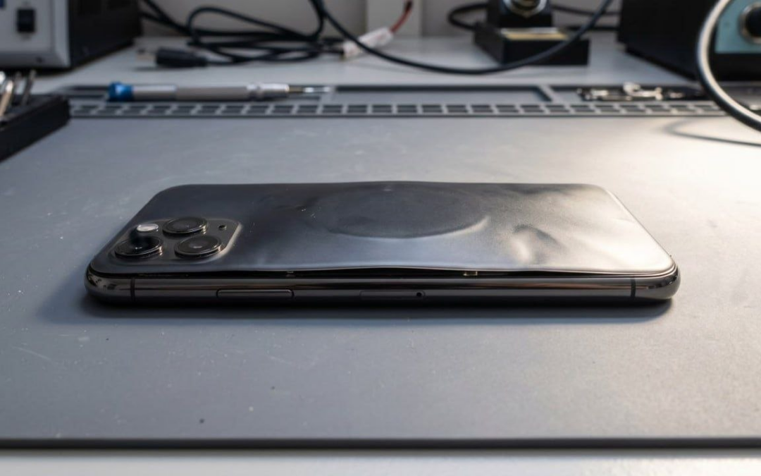 Por qué un celular puede ‘explotar’ cargándose, y los cinco descuidos que casi todos cometemos
