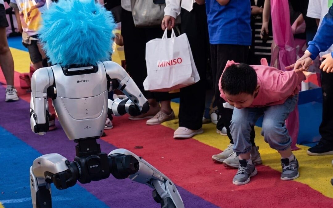 Un robot pateó a un niño en China, pero antes de echarle la culpa a la inteligencia artificial, hay que contar la verdad completa