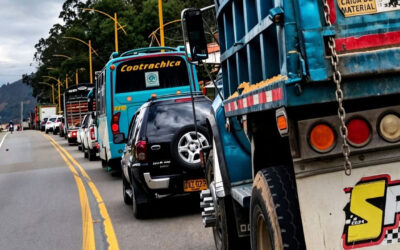 Monumentales trancones entre Puntalarga y la glorieta de Tibasosa por reductores de velocidad #Tolditos7Días