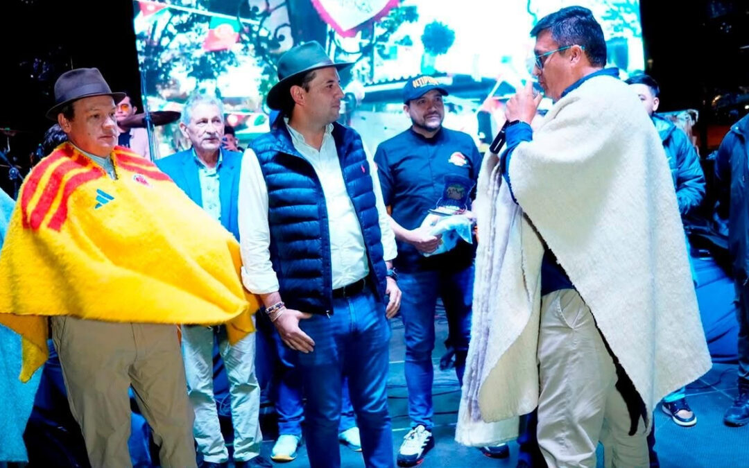 Nobsa entregó la ruana a Wilmer Castellanos como reconocimiento por su aporte a la tradición religiosa de Colombia