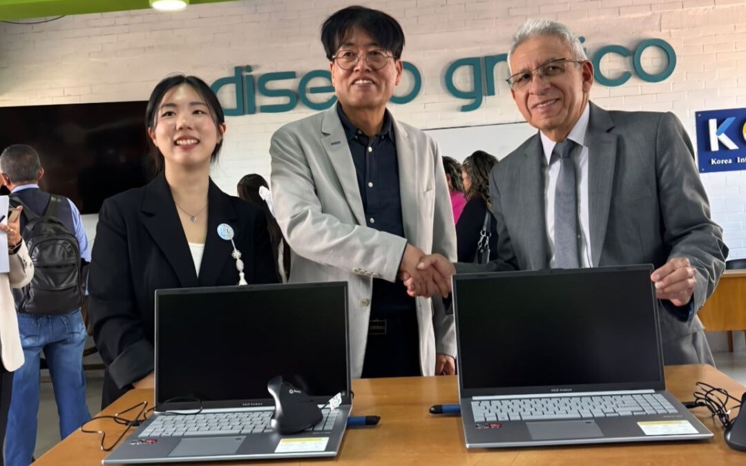 Director de la Agencia Coreana para la Cooperación Internacional entregó computadores al colegio Bellas Artes de Sogamoso
