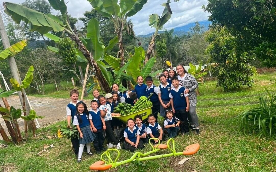 Mundial de Huertas Educativas otorga reconocimiento a docente y a estudiantes de Chinavita