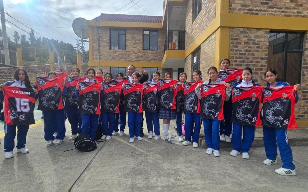 Jóvenes deportistas de Cuítiva recibieron uniformes