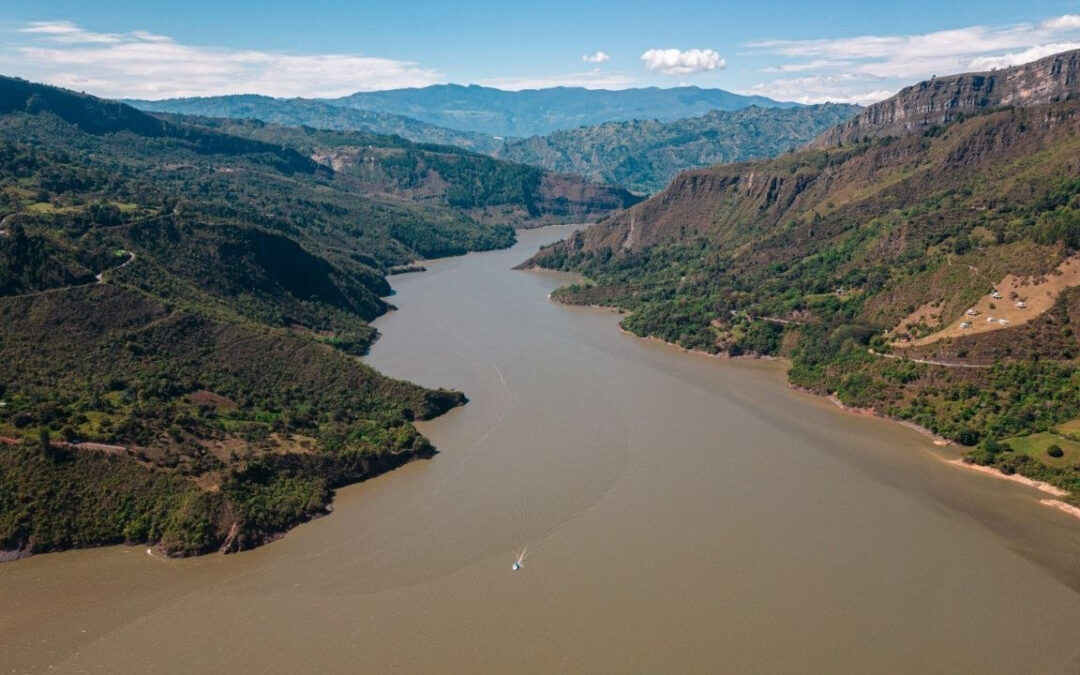 AES Colombia advierte sobre posibles descargas controladas de agua en el embalse de Chivor por incremento de las lluvias