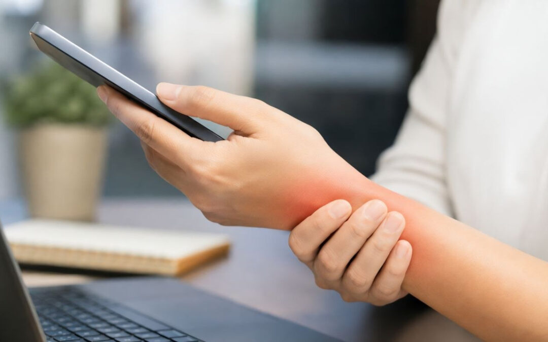 ¿Duele la mano al usar el celular? La advertencia de los fisioterapeutas y la apuesta de la industria por una ingeniería más liviana